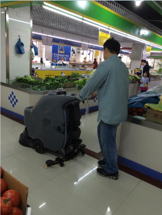 超市洗地車